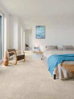 Velours-Teppichboden, Strand 33 -Einrichtungsgegenstände Geschäft Atlantis Veloursteppichboden beige Strand33 mil