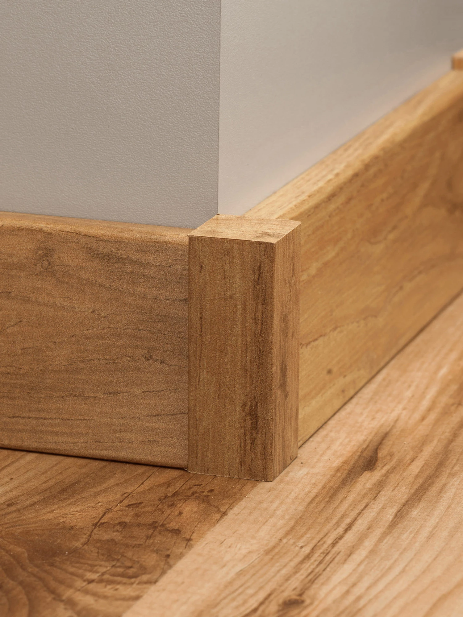 Verlegezubehör, Victoria Oak Verlegezubehör, Victoria Oak -Einrichtungsgegenstände Geschäft Eckstab Zubehoer 22x60 mil 1