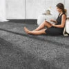 Velours-Teppichboden, Graphit 99 -Einrichtungsgegenstände Geschäft Emotion Veloursteppichboden dunkelgrau graphit99 mil1