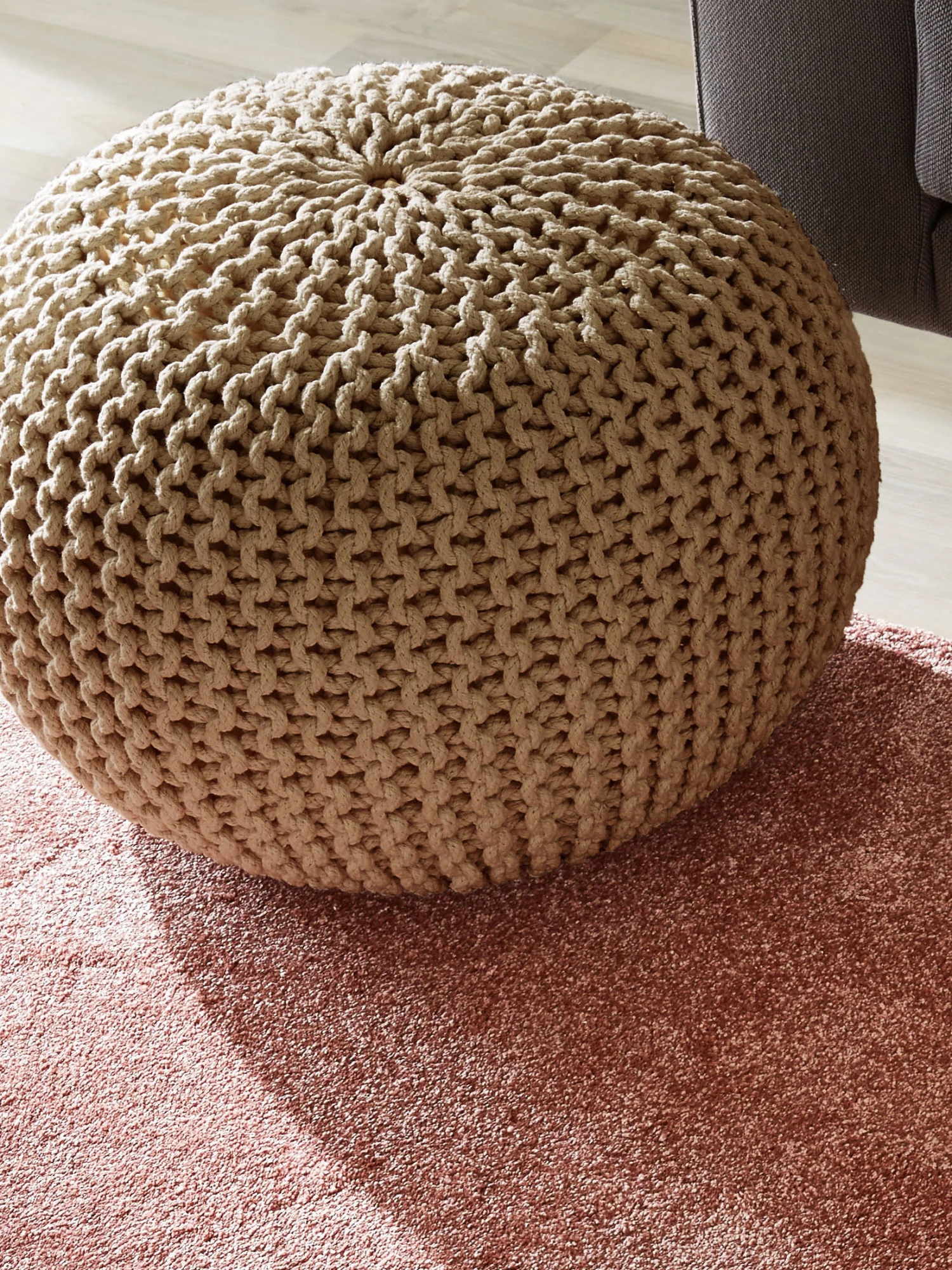 Strick-Pouf, Beige Strick-Pouf, Beige -Einrichtungsgegenstände Geschäft Kiruna Sitzpouf beige rund mil