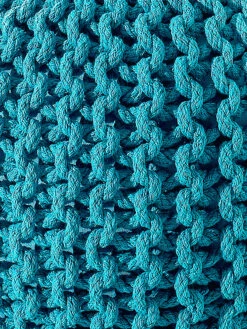 Strick-Pouf, Türkis 4 Strick-Pouf, Türkis -Einrichtungsgegenstände Geschäft Kiruna Sitzpouf blau tuerkis lup