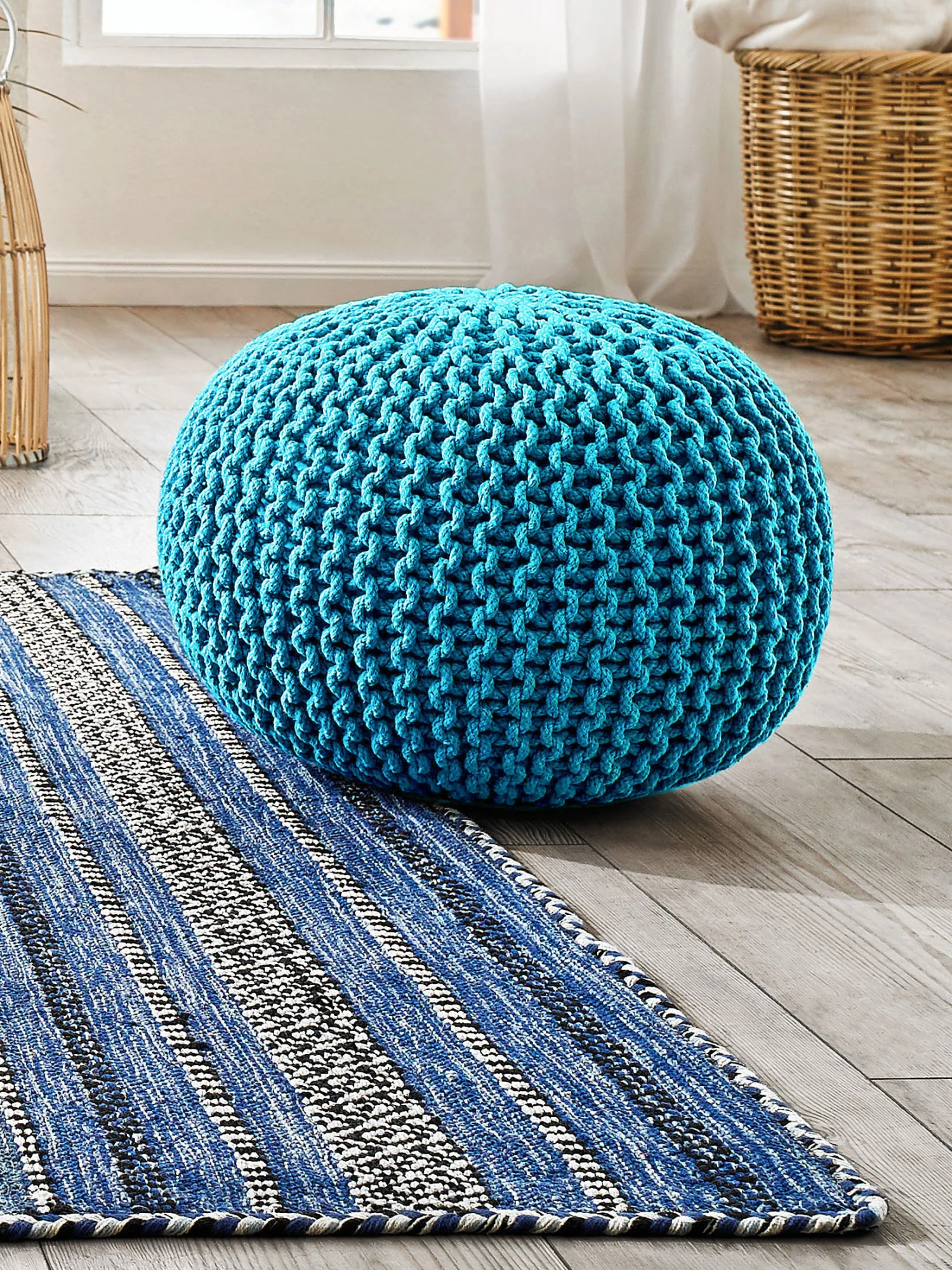 Strick-Pouf, Türkis Strick-Pouf, Türkis -Einrichtungsgegenstände Geschäft Kiruna Sitzpouf blau tuerkis rund mil