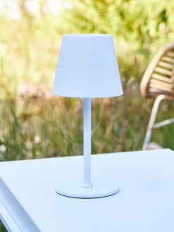 Tischleuchte, Weiss -Einrichtungsgegenstände Geschäft Kitsilano LEDTischleuchte Weiss 11x11x39 mil1