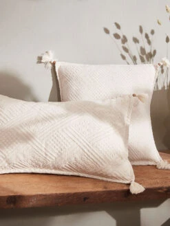 Kissen, Creme -Einrichtungsgegenstände Geschäft Manly Kissen Creme mil