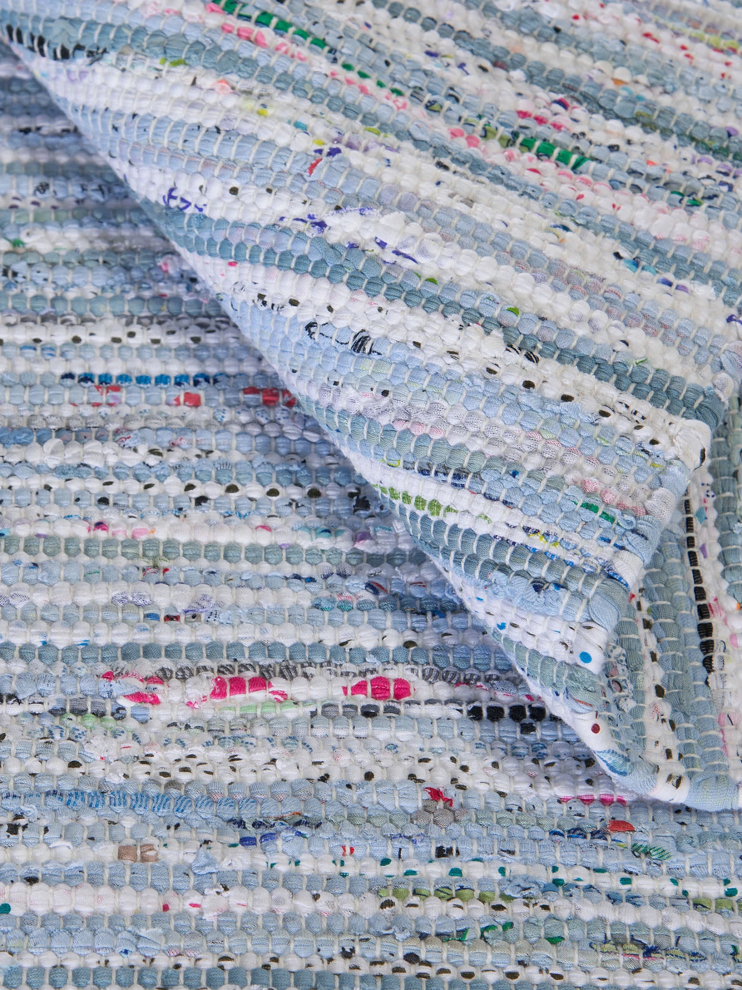 Fleckerl-Teppich, Blue Bay White Fleckerl-Teppich, Blue Bay White -Einrichtungsgegenstände Geschäft Moelndal FleckerlTeppich Hellblau BlueBayWhite wel