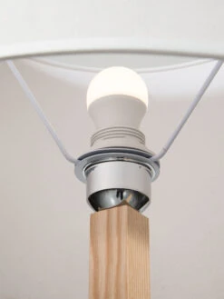 Standleuchte, Natural/White -Einrichtungsgegenstände Geschäft NordicTouch Standleuchte Weiss G36 43x43x160 lup1