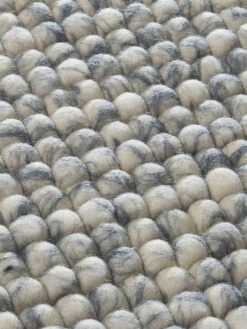 Sitzauflage, Grey Natural -Einrichtungsgegenstände Geschäft Sannerud Filzkugel Sitzkissen grau GreyNatural 40x40 lup