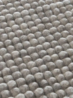 Sitzauflage, Stone Grey -Einrichtungsgegenstände Geschäft Sannerud Filzkugel Sitzkissen grau Stonegrey 40x40 lup