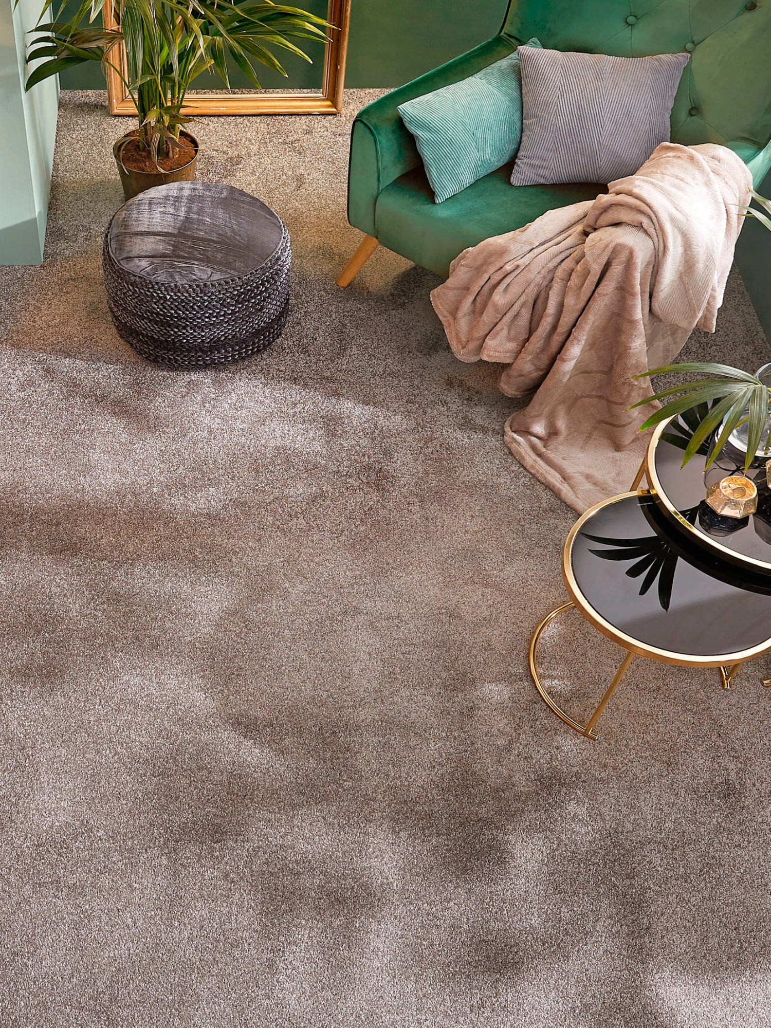 Velours-Teppichboden, Taupe 97 Velours-Teppichboden, Taupe 97 -Einrichtungsgegenstände Geschäft Symphonie VeloursTeppichboden Grau Taupe97 mil