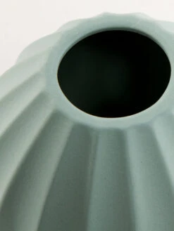 Vase, Peacock Green -Einrichtungsgegenstände Geschäft Vercelli Vase Gruen PeacockGreen 13x13x102C5 lup1